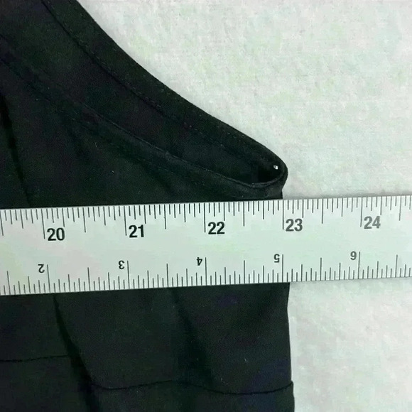 DR2 Sleeveless Blouse Top Sz 1X Black V-Neck 3-Button Front Pleats/Tucks - Picture 8 of 8